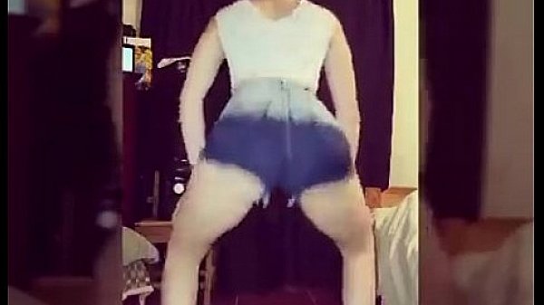 Laly porreta bailando mostrando el culo