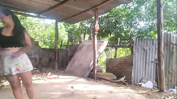 Play MP4 - campesina cumpliendo sus deberes de el campo es seducida y follada por la patrona lesbiana