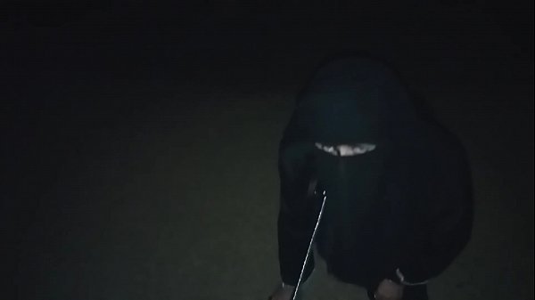 Play MP4 - musulmane voil&eacute;e promener en laisse