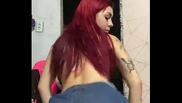 Ruivinha rebolando olhando para tr&aacute_s
