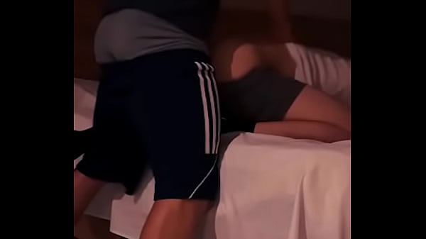 Experimentando entre amigos jovencitos despues de unos tragos 