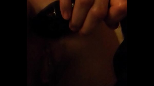 latina muy mojada_se masturba plug anal tail