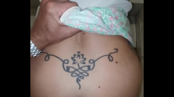 Incontro la mia vicina di casa me la scopo nelle scale del condominio