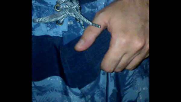 Segurando meu pau duro_dentro da bermuda