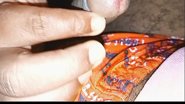 Cunhada safada pega na rola irm&atilde;o do marido enquanto assiste tv