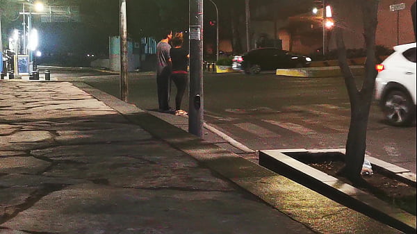 Play MP4 - Mega tetona trans exhibiendose en la plaza