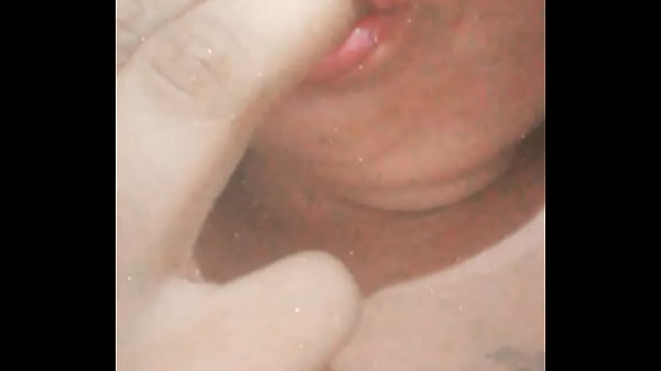 Morena gostosa chupando o dedo