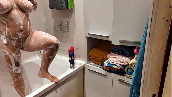 Nonton Babe In Shower thumbnail