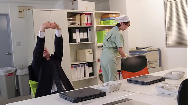 Play MP4 - パート1 地味だけど妙にソソるオフィス清掃のパート妻。 しばらく放置してみたら自分から体を寄せてチ●ポをねだってきた！