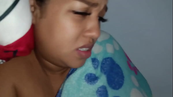 Cansado lleg&oacute; del trabajo me pongo a ver porno y que me masturbe mi esposa 