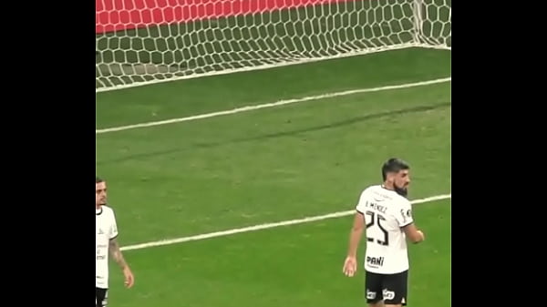 Arrasca transando com a zaga do corinthians 