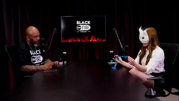 Mostrou o tamanho de pau que gosta e que n&atilde;o gosta, e exibiu seus lindos p&eacute;s - Victoria Rubro (WATCH ON: SHEER/RED) 