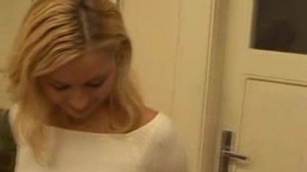 Loirinha gracinha caindo de boca na rola 