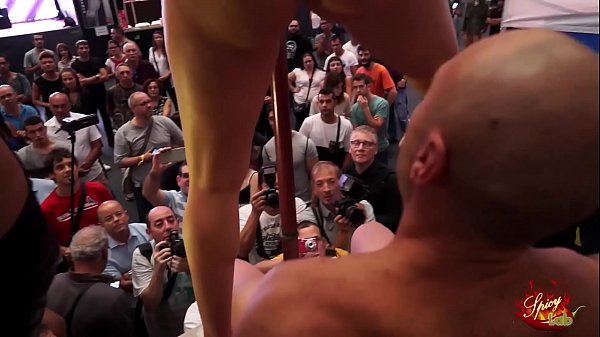 Play MP4 - Maiale sulle scale - Capitano Eric e Miguel domano le due gattine Mary Rider e Greis Kelly poi se le scopano in mezzo al pubblico