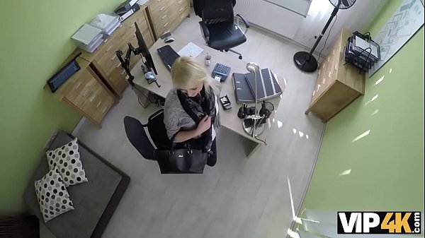 VIP4K. L'agent la chatte serrée de l'jeunes puis il approuve_le prêt desfilles