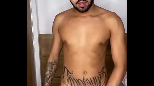 Play MP4 - Novinho tatuado se exibindo