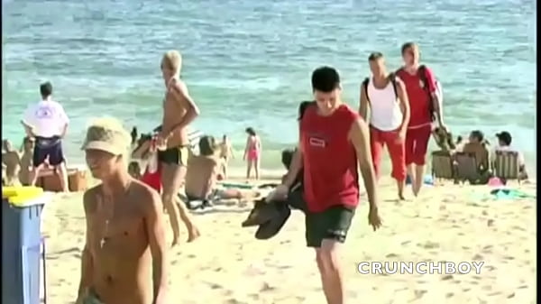 deux jeunes latinos de 22 an sbaisent bareback en secret