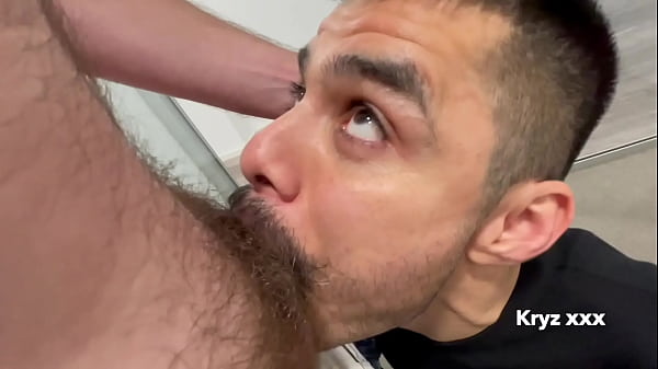 Hombre casado me folla en su oficina. PARTE 1 