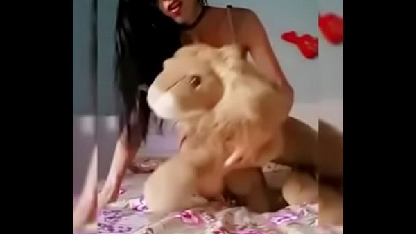 Thaynara & Diego no colch&atilde;o da sala 