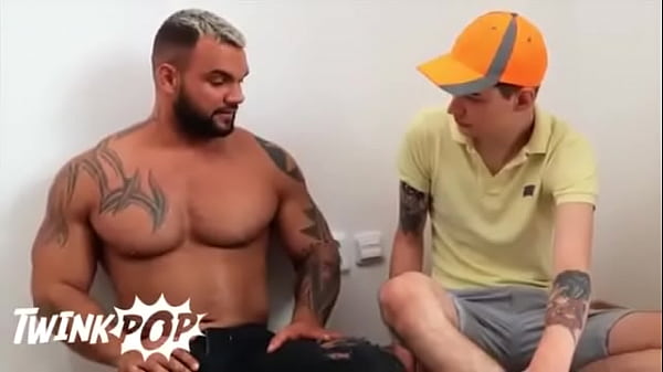 Jerome deliver a pizza to gay man 