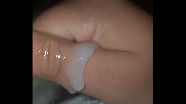 Novinho batendo punheta ate gozar