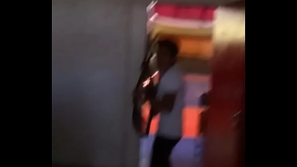 Chico entra y le mete la silla en el culo a sus compa&ntilde_eros.