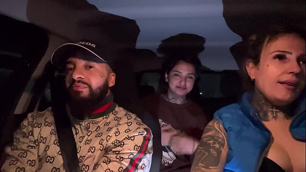 Motorista de aplicativo_pega umapassageira que_tinha acapado defazer aniversário Nãoaguentamos e pedimos pra chuparela toda de presente ate ela gozar gostoso nassa boca