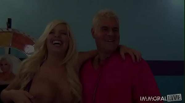 Nonton Dan Gives Britney Amber's Gash A Taste Test thumbnail