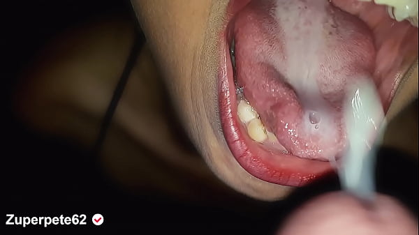 Latina caliente le encanta el semen en la boca 