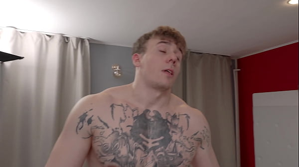 Play MP4 - 3 girls and 2 guys have a swingers' house party