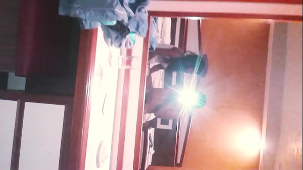 La lleva_a un hotel a tomar y se