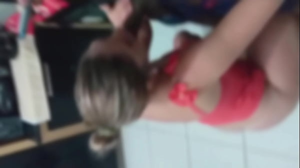 Alineteless esquece de colocar a m&aacute;scara e revela sua identidade 