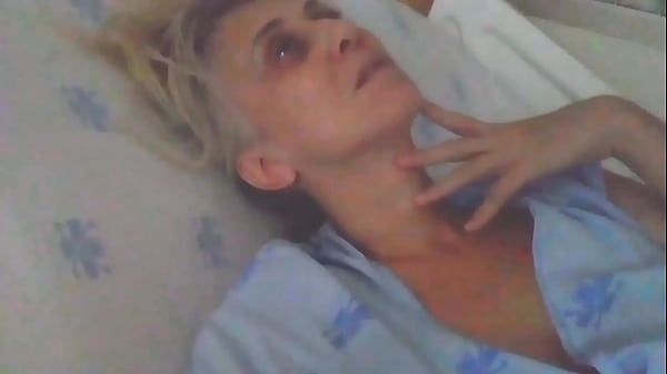 Estou esperando o meu médico de madrugada_com a buceta bem molhada FullOn Red