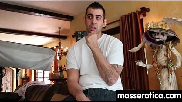 Massage_therapist givingher patient some unknowing love25