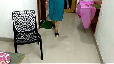 Nonton Big Boobs Stepmom Sonali Masturbating With Huge Pink Dildo thumbnail