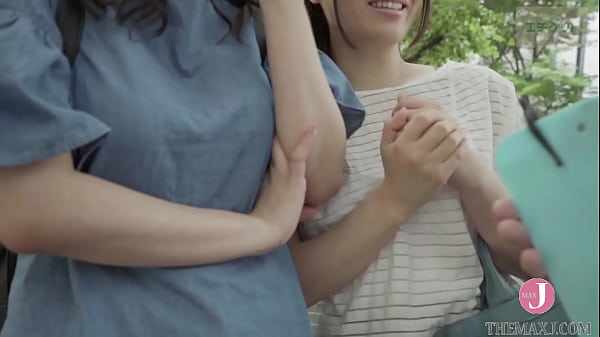 マナミちゃん「だっちゅう～の」でおじさんと3pで中出し！渋谷でナンパしたショップ店員は潮吹き洪水警報！ thumbnail