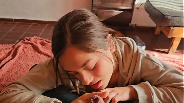 A solas con la prima de mi amigo le lleno la carita de leche 