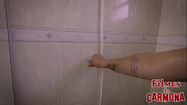 Nonton Meu Padrasto Me Viu Tomando Banho, Me Amarrou E Me Fodeu Todinha thumbnail