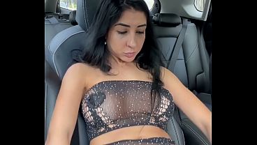 Trocando de roupa no carro - Renatinha Mello 