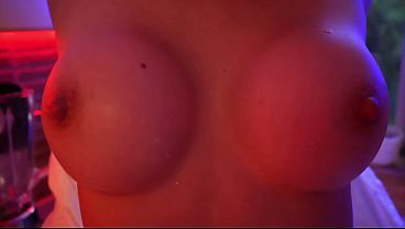 sexy latina peli roja posando muy sensual en mi apartamento 