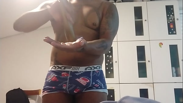 Play MP4 - Me trocando no vesti&aacute;rio e passando um creme no corpo