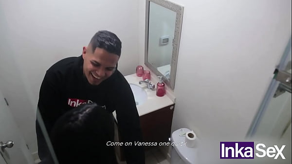 Play MP4 - Padrastro descubre a su hijastra cachando en el ba&ntilde;o