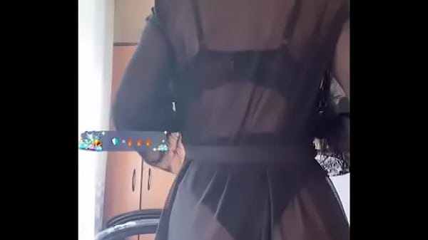 Mujer rusa baila muy sexy en pijama