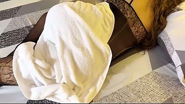 Nonton Encuentro A Mi Madrastra De Trasero Enorme Acostada En Mi Cama Con El Co&ntilde;o Mojado Y Le Empujo La Verga Hasta Eyacular thumbnail