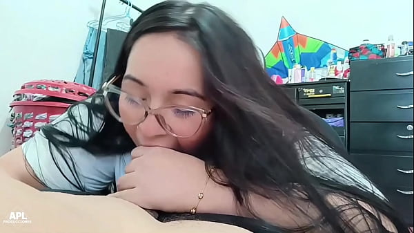 Play MP4 - La puta de mi pr&excl;m&commat; se viste delante mio&comma; y me muestra sus gran culo y sus grandes tetas