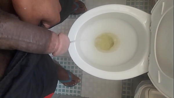 Macho banheiro  mijo 