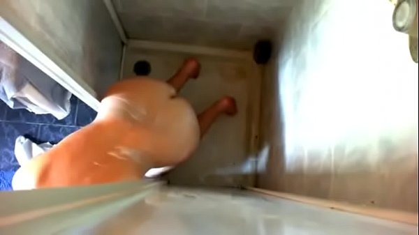 Scopata ed a da un mostro trasparente nella doccia di casa