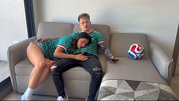Joven mexicana aficionada se aburre y pide ser cogida durante el partido inaugural del Mundial 2026: Mé_xico vs Sudá_frica Joven mexicana aficionada se aburre y pide ser cogida durante el partido inaugural del Mundial 2026: Mé_xico vs Sudá_frica
