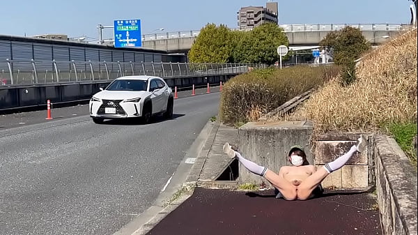 Play MP4 - 女装子まゆちゃんが車がばんばん通る日中の国道脇の歩道でノーブラノーパンの前をはだけて大股開いて丸出しの露出プレイを楽しんでいる。Part 2