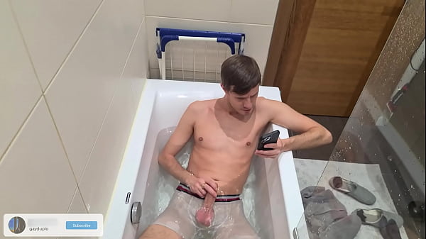 JERKING OFF IN BATH AND CUMMING UNDERWATER 